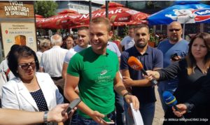Draško Stanivuković na Trgu Krajine prikuplja potpise za dvije inicijative