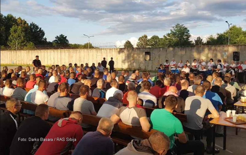 Tamburaši svirali zatvorenicima: Koncert počeo minutom ćutanja, a ovo je razlog