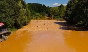 Oker boja rijeke Ukrine uključila alarme