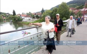 Banjaluka – Polaganjem cvijeća u Vrbas počeo “Vezeni most”
