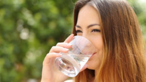 Zaboravite ledene napitke: Svi pravimo ovu grešku kada pijemo vodu na vrućini