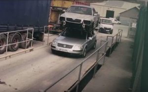 VIDEO – Kažnjen jer je vozio auto sa drugim kolima na krovu