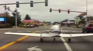 VIDEO – Prinudno spustio avion usred saobraćaja i uredno stao na crveno