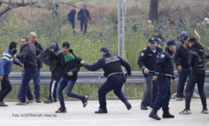Migranti pravili nerede na granici: Policajac pogođen kamenom u glavu