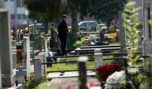 Ukradena bista sa porodičnog groblja, sin moli za pomoć