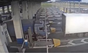 VIDEO –  Vozač kamiona uspio izbjeći plaćanje putarine, ali ga je stigla karma