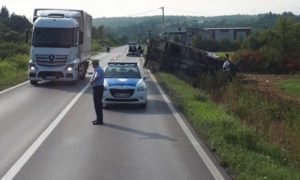 Saobraćajna nezgoda kod Banjaluke: Kamion sletio sa puta i prevrnuo se