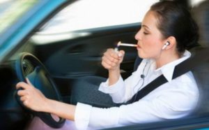 Za pušenje u autu kroz Grčku kazna do 1.500 evra i oduzimanje vozačke dozvole
