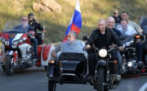 VIDEO – Vladimir Putin protutnjao Krimom na motoru