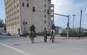 Teksaški policajci na konjima vodili Afroamerikanca vezanog konopcem kroz grad