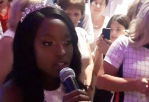 VIDEO – Kad Afrikanka na svadbi uzme mikrofon i zapjeva “Oj, Kosovo, Kosovo”