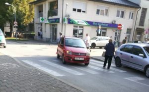 Nezgoda u Banjaluci, automobil udario ženu na biciklu