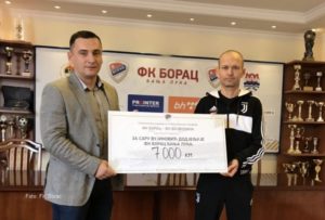 FK Borac: Sarinom ocu uručen ček od prikupljenog novca