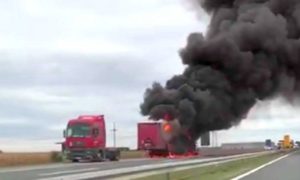 VIDEO – Uzbuna kod Šimanovaca: Eksplodirao kamion, saobraćaj u prekidu