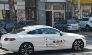 FOTO – BAŠ SU GA NALJUTILI: Zbog natpisa na haubi Mercedesa region plače od smijeha