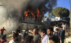 Haos na Lezbosu: Migranti izazvali požare i sukob sa policijom, ima mrtvih