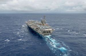 Kineski ratni brodovi okružili američki nosač aviona