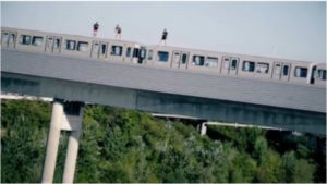VIDEO – Trojica muškaraca snimljena kako skaču u Dunav sa voza u pokretu