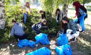 Migranti sjede i gledaju kako 200 mladih iz Sarajeva kupi smeće za njima