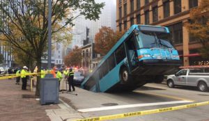 VIDEO – Autobus se zaustavio na semaforu, a onda propao u rupu