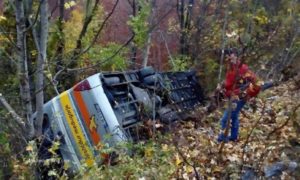 Autobus sletio u provaliju, ima povrijeđenih