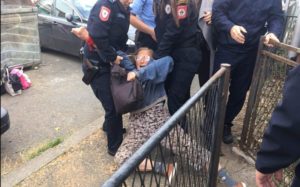 Banjaluka – Majka i kćerka na silu izvedene iz kuće, žena uhapšena