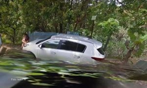 Googleov Street View automobil uhvatio par u vrlo kompromitirajućem položaju uz cestu