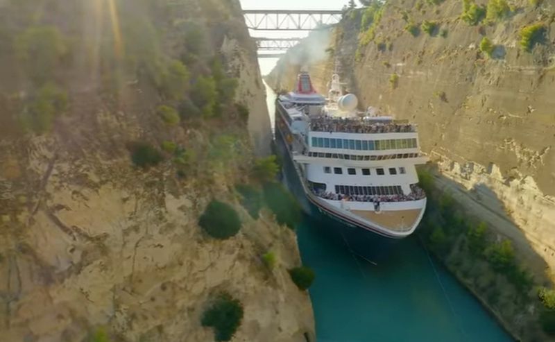 VIDEO – Putnici u čudu gledali kako se kruzer provlači kroz uski Korintski kanal