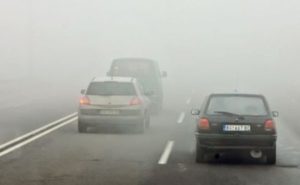 Oprezno za volanom! Zbog vlažnih kolovoza i magle u kotlinama vozači treba da smanje gas