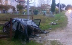 Saobraćajna nesreća kod Bugojna: Automobil potpuno uništen, vozač i suvozač prošli s ogrebotinama