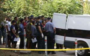 Oko 100 policajaca pretresalo migrante, našli sjekire i noževe