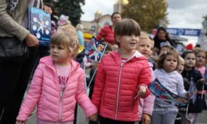 FOTO – Defileom mališana u Banjaluci počeo drugi po redu dječiji festival “Prokids”