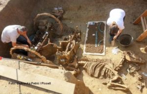 FOTO – Kod Vinkovaca pronađena odlično očuvana rimska kočija i kostur konja