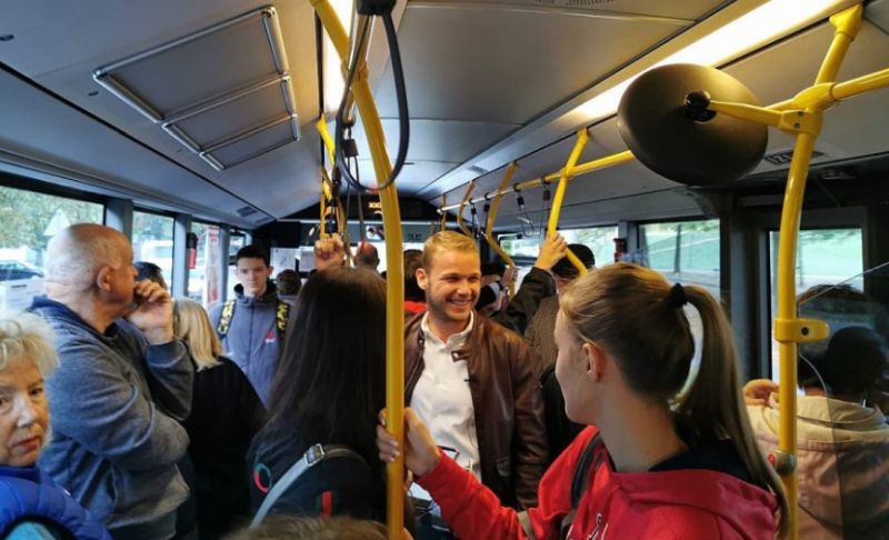Draško Stanivuković sa mještanima Starčevice u gradskom prevozu