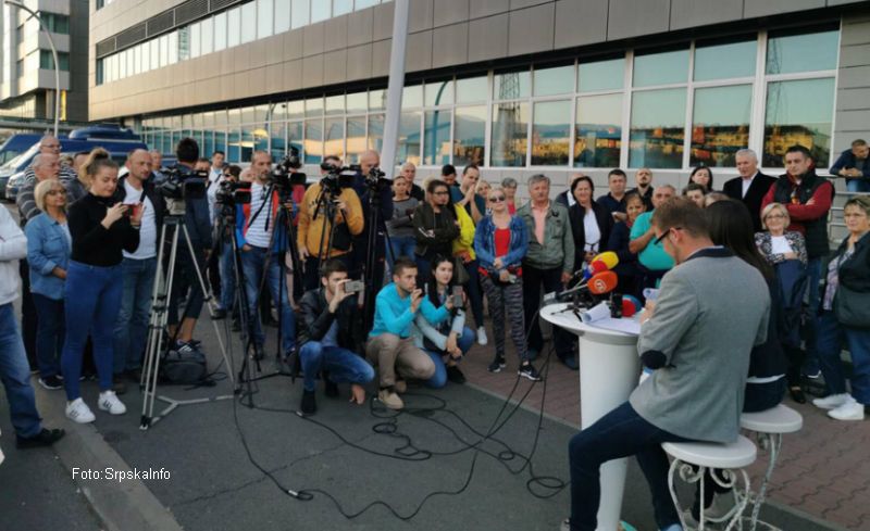 “TRAŽIMO ISTINITO I OBJEKTIVNO IZVJEŠTAVANJE” Trivićeva i Stanivuković čitali vijesti ispred zgrade RTRS