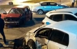 Automobilom sletio s puta i udario u drugo vozilo