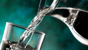 Nutricionisti i ljekari preporučuju: Evo koliko čaša vode je potrebno piti na dan