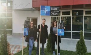 Mladi članovi PDP-a postavili NATO zastave ispred sjedišta SNSD-a