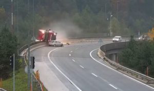 VIDEO – Kamion pao s nadvožnjaka, vozač poginuo