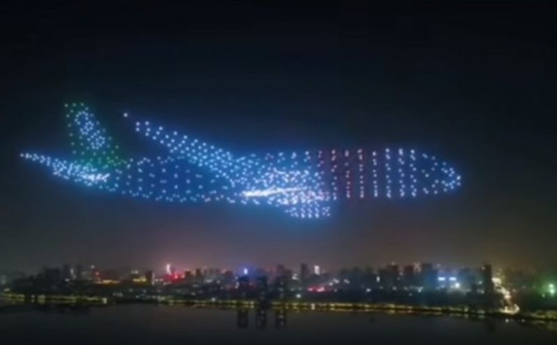 VIDEO – Pogledajte kako izgleda kada 800 dronova formira oblik aviona