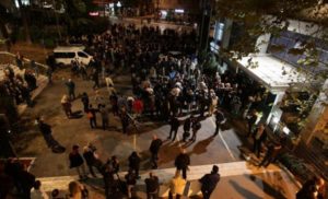 Incident pred RTS: Pokušali automobilom da “probiju” obezbjeđenje Aleksandra Vučića