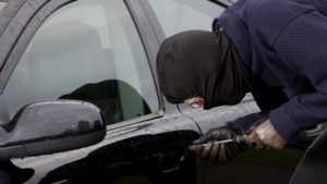 Ukrao “korsu” iz garaže: Policija pronašla ukradeno vozilo i lopova