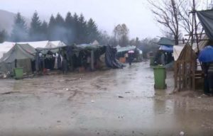 Kiša poplavila migrantski kamp na Vučjaku, vjetar uništio šatore