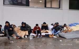 Migranti u Tuzli spavaju na kiši, vlast policiji naredila represivnije djelovanje