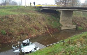 Automobil probio željeznu ogradu na mostu i sletio u rječicu Povelič, dvije osobe teško povrijeđene