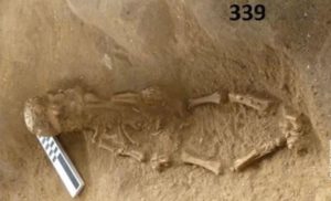 Bizarno arheološko otkriće, dječji kosturi sa „šljemovima“ od lobanja druge djece