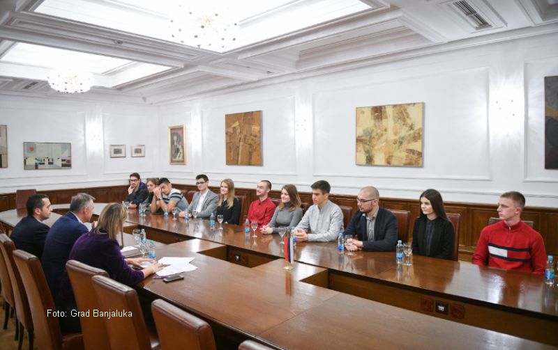 Banjaluka – Uručena prva rješenja o stipendiranju učenika za školsku 2019/20. godinu