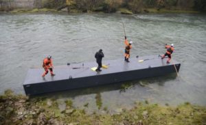 Još jedan splav na Vrbasu u Banjaluci: Neobičan izazov za banjalučke ronioce i dajakaše