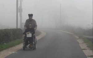 U invalidskim kolicima vozi suprugu na previjanje: I tako svakog dana, po nekoliko kilometara