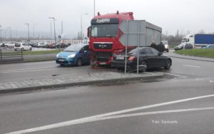 Nesreća u kružnom toku: Sudar kamiona i dva automobila, gužva na Istočnom tranzitu